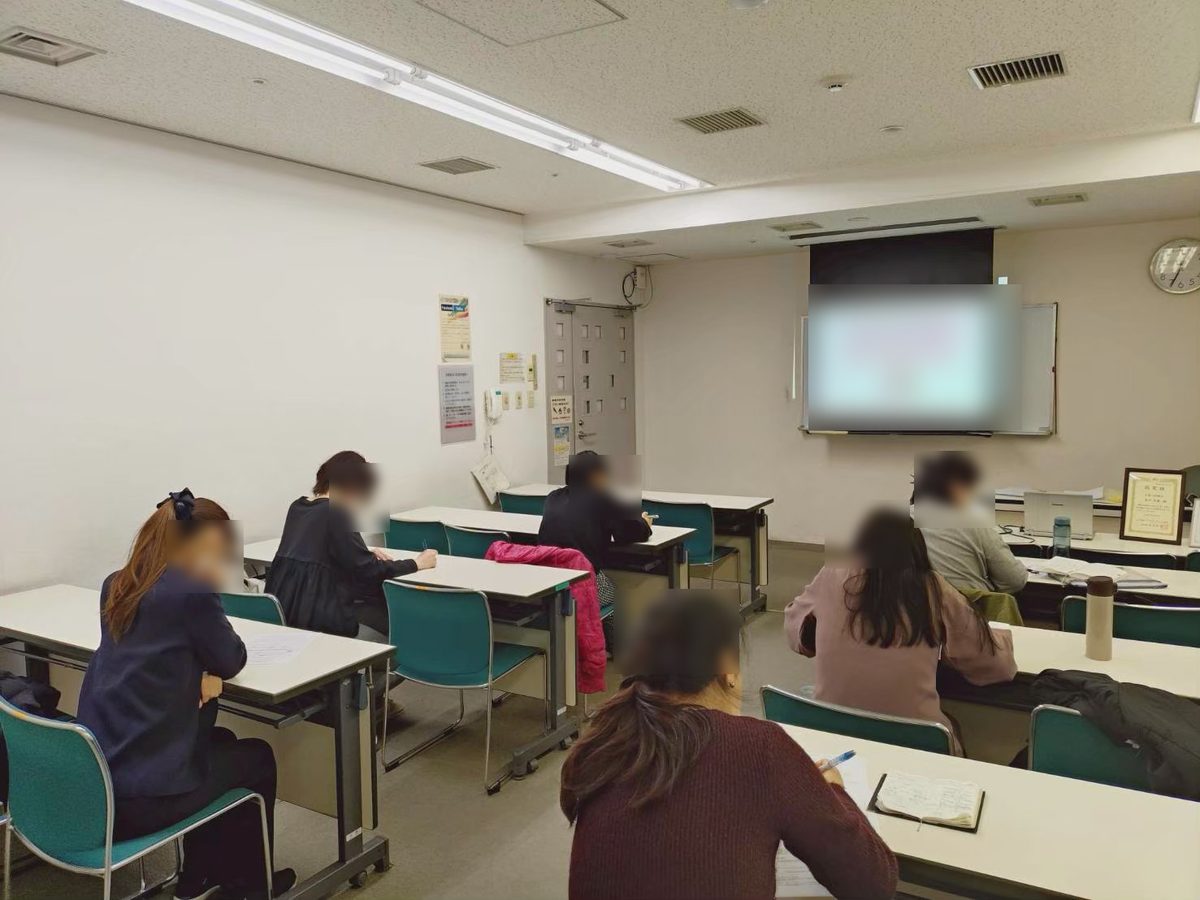 実際の講座の様子。受講者が席について話を聞いている