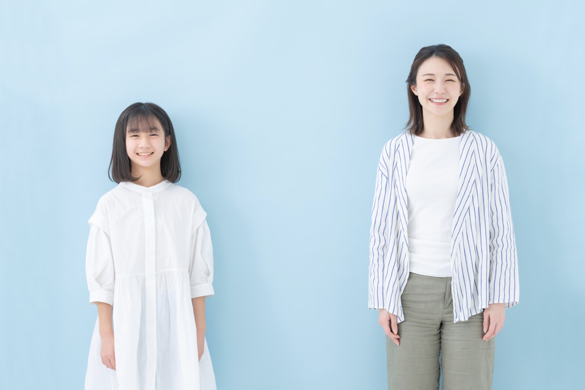 笑顔で並ぶお母さんと子ども